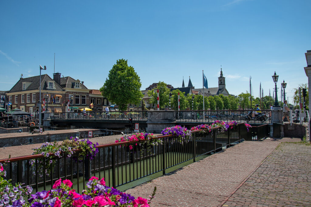 Dit is Muiden bij de brug. Altijd gezellig druk en boordevol leuke terrasjes.